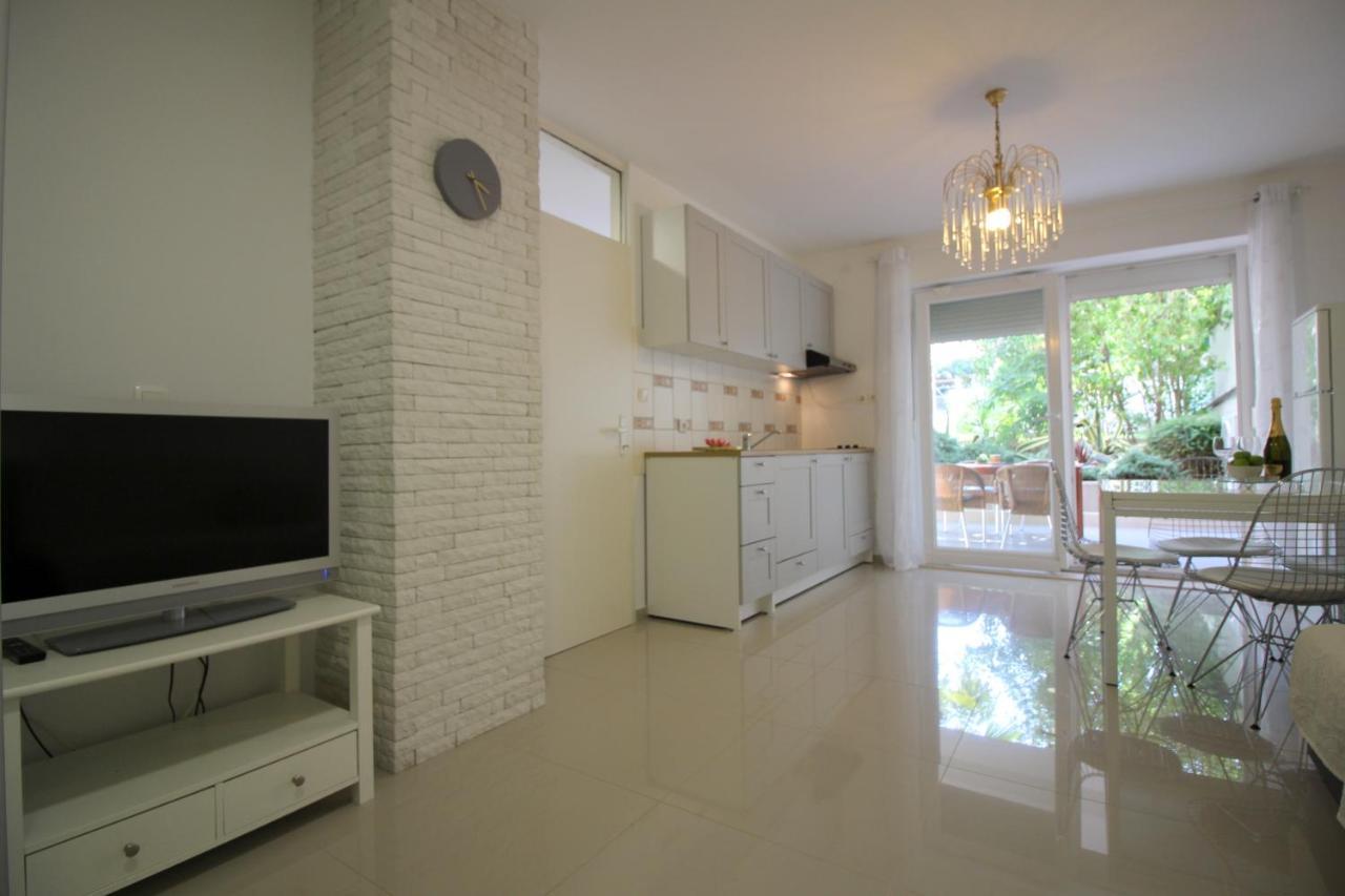Modern apartment Zen with private garden Poreč Buitenkant foto