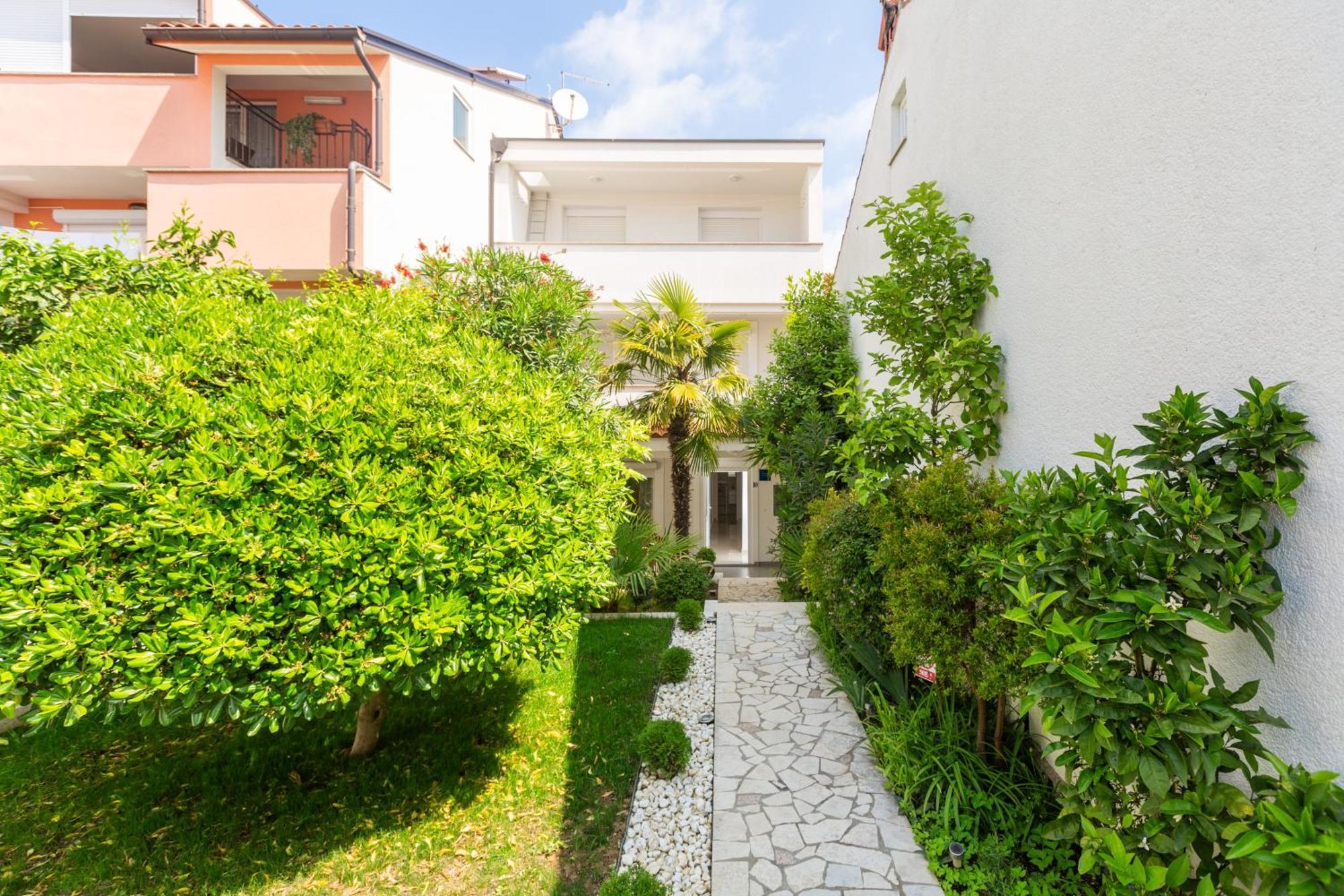 Modern apartment Zen with private garden Poreč Buitenkant foto